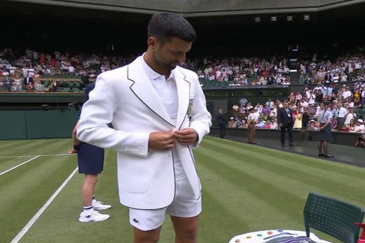 Wimbledon: Ο Τζόκοβιτς θύμισε Φέντερερ με την κομψή εμφάνισή του πριν από την πρεμιέρα του